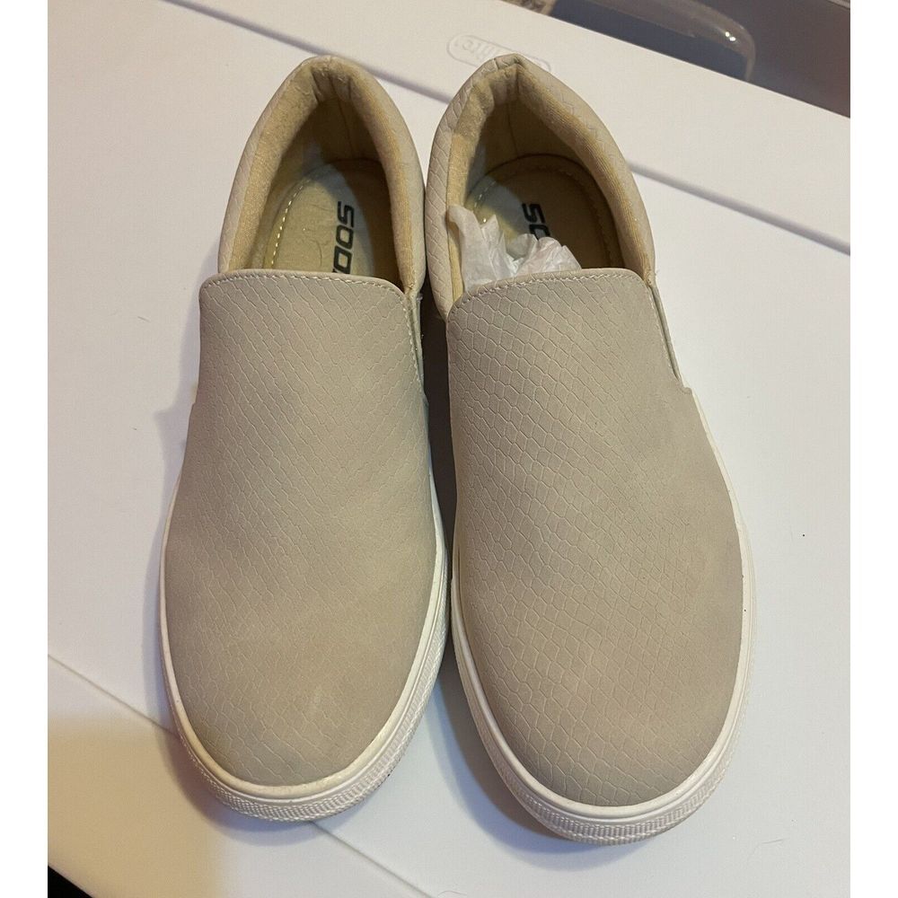 Soda Women's Beige Slip on shoes Boat Shoes Sz 6.5‎